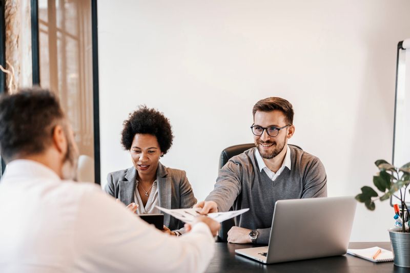 Como contratar profissionais de marketing sênior sem inflar custos